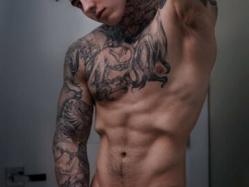 J – Sao nam nổi tiếng ở trời Tây khoe cu khủng