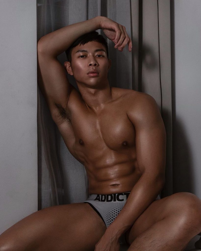 Triệu Vĩnh Kiên khoe cu trong bồn tắm